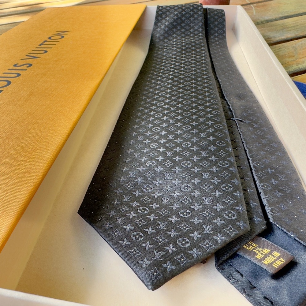 🎁HOLIDAY 26’🎁🔥🆕💯SOLD OUT LOUIS VUITTON GOLD METAL LV MONOGRAM CHARMS MOTIF TIE🔥😍